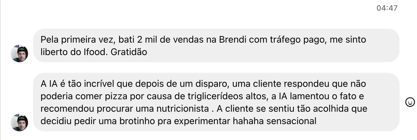 Dono de delivery comemorando vendas pelo WhatsApp